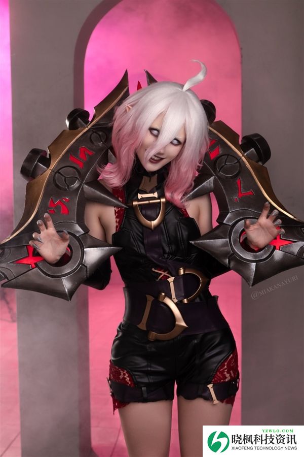俄罗斯美女Cos《艾尔登法环》女武神:太完美了